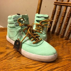 Reebok sz 7 women’s tennis shoes.